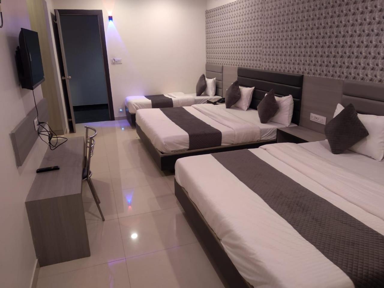 Hotel Selfie Inn Ahmedabad Exterior photo