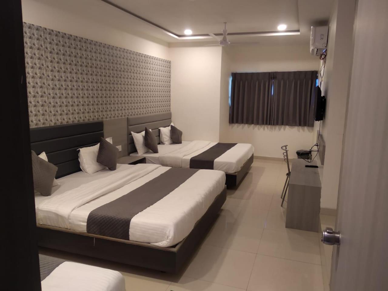Hotel Selfie Inn Ahmedabad Exterior photo
