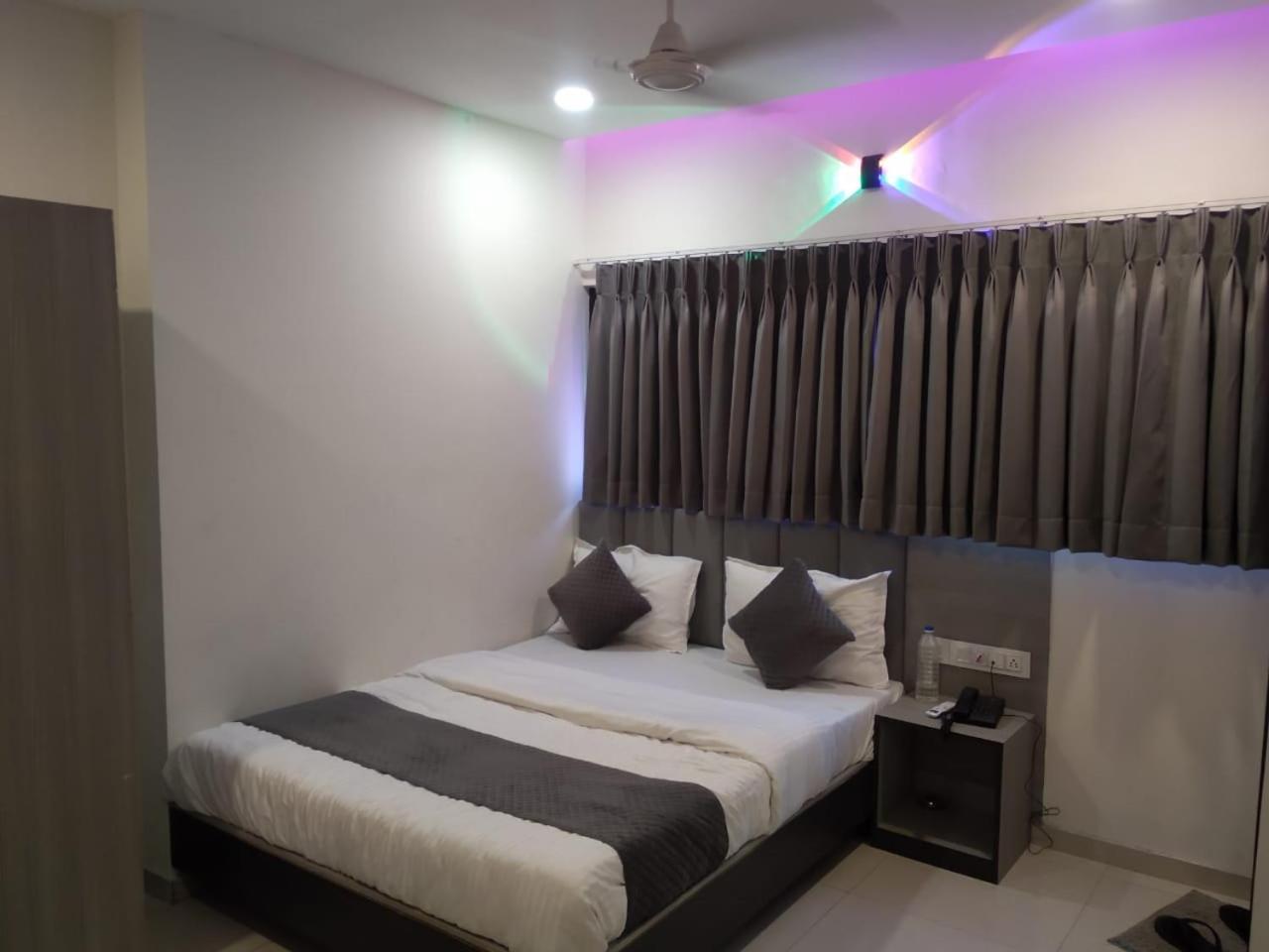 Hotel Selfie Inn Ahmedabad Exterior photo