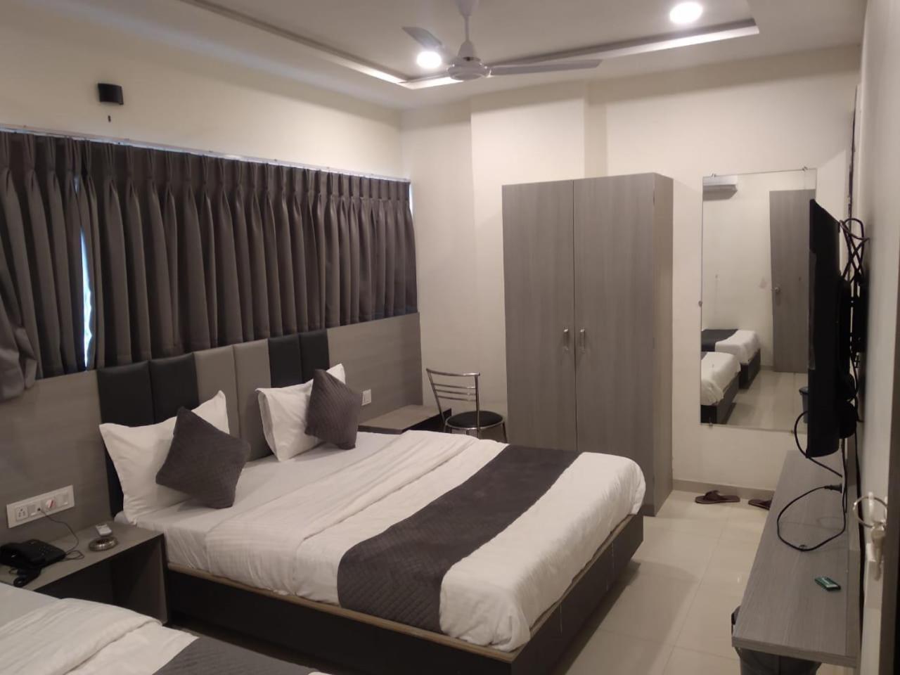 Hotel Selfie Inn Ahmedabad Exterior photo