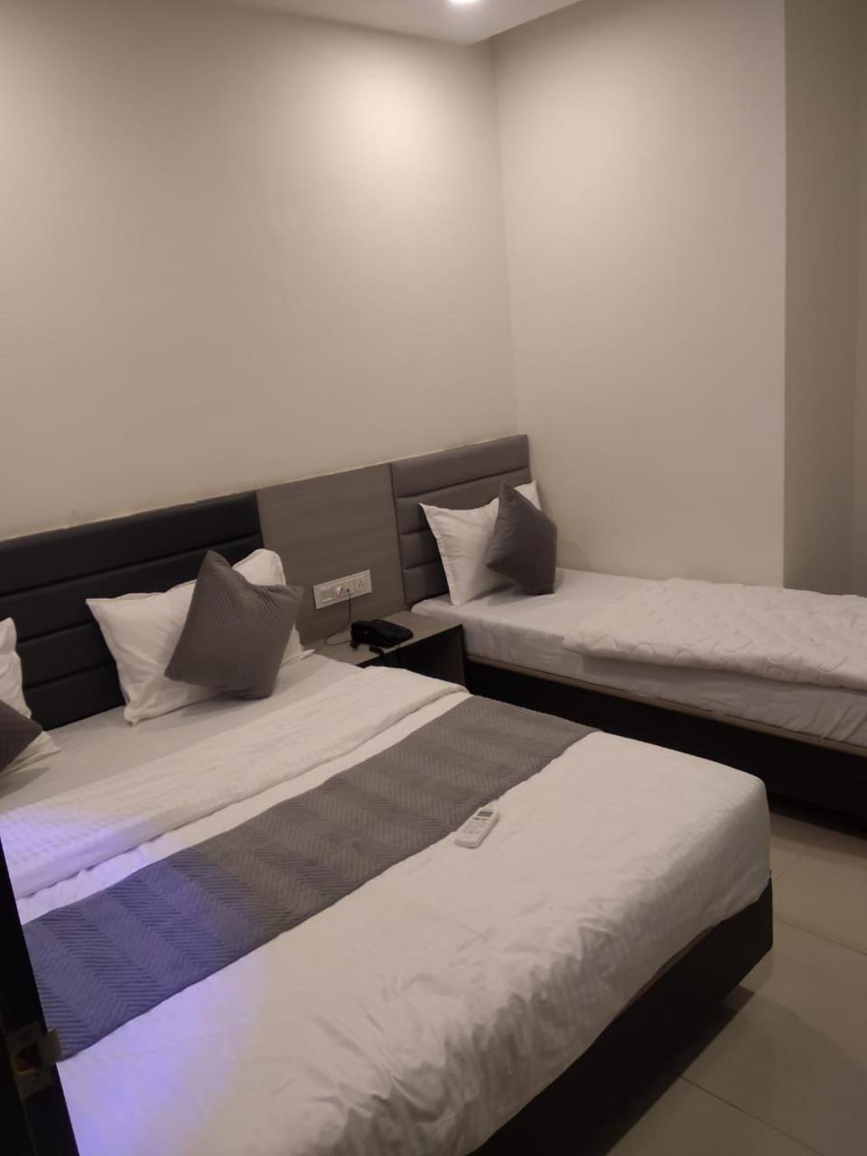 Hotel Selfie Inn Ahmedabad Exterior photo