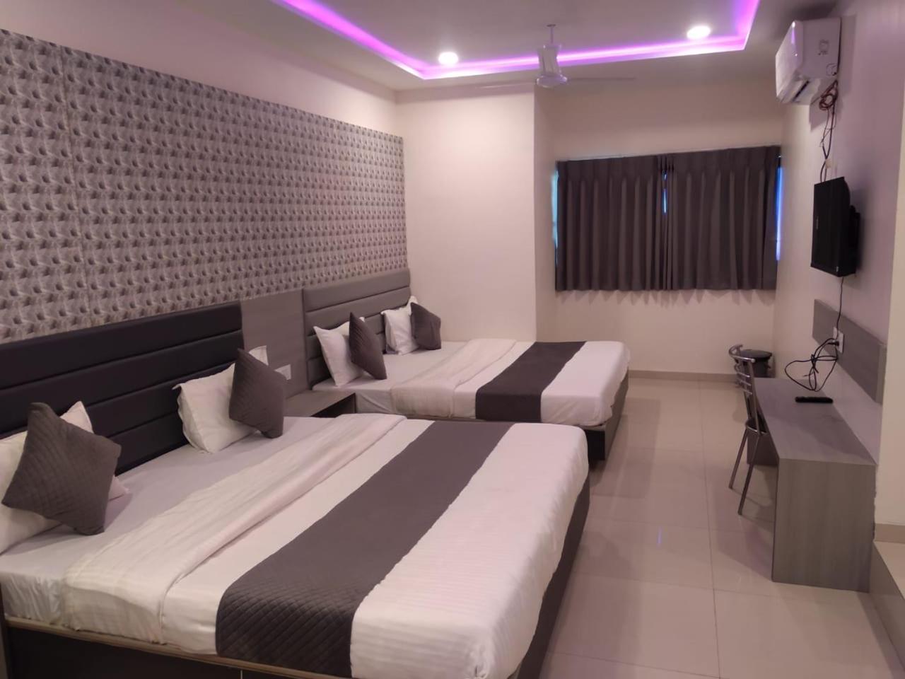 Hotel Selfie Inn Ahmedabad Exterior photo