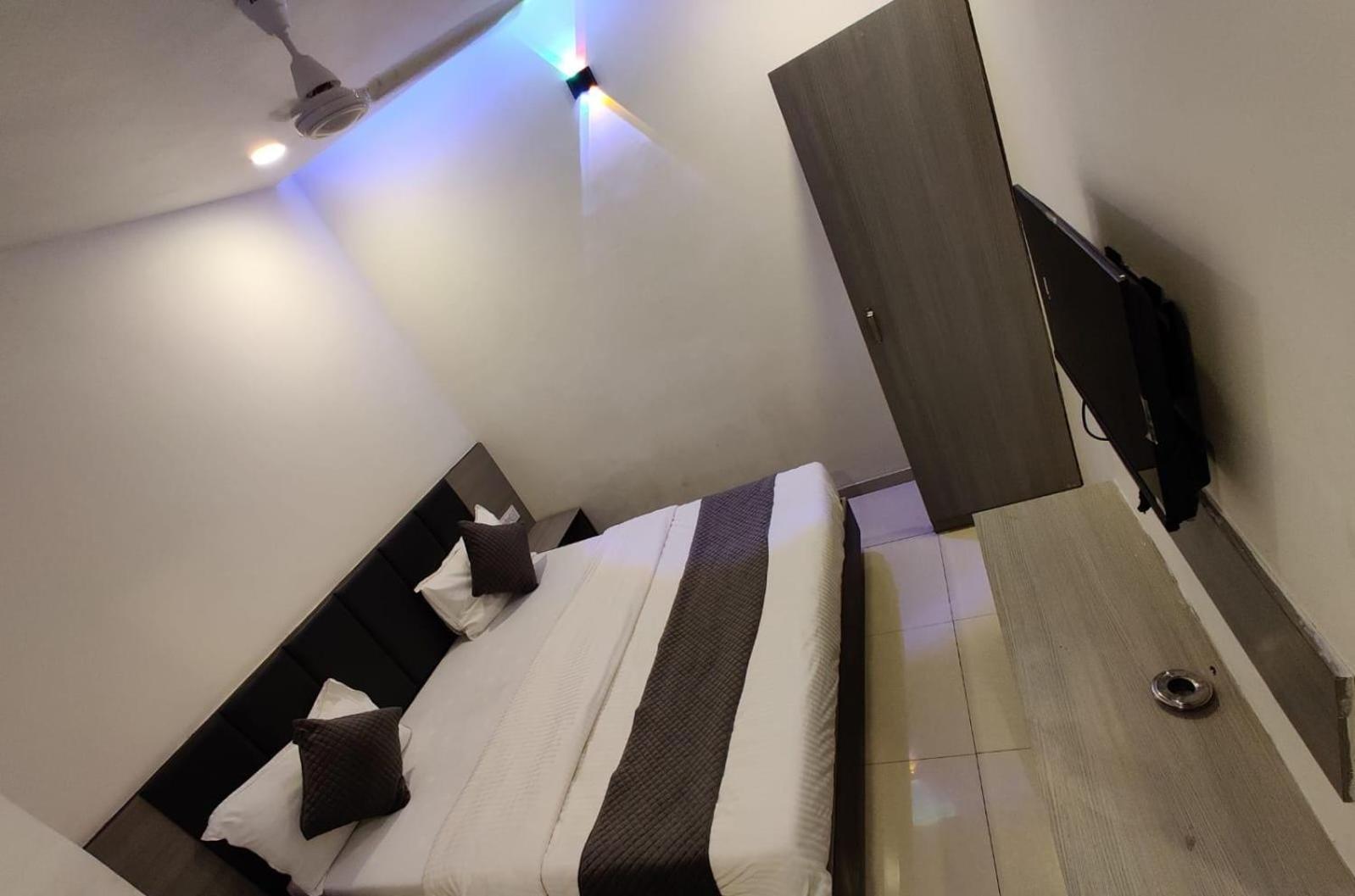Hotel Selfie Inn Ahmedabad Exterior photo
