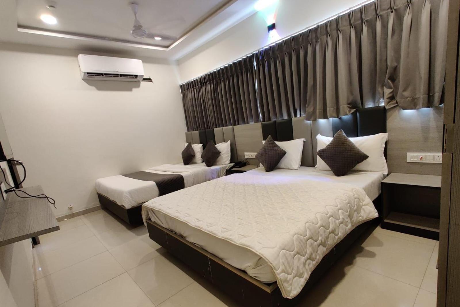 Hotel Selfie Inn Ahmedabad Exterior photo
