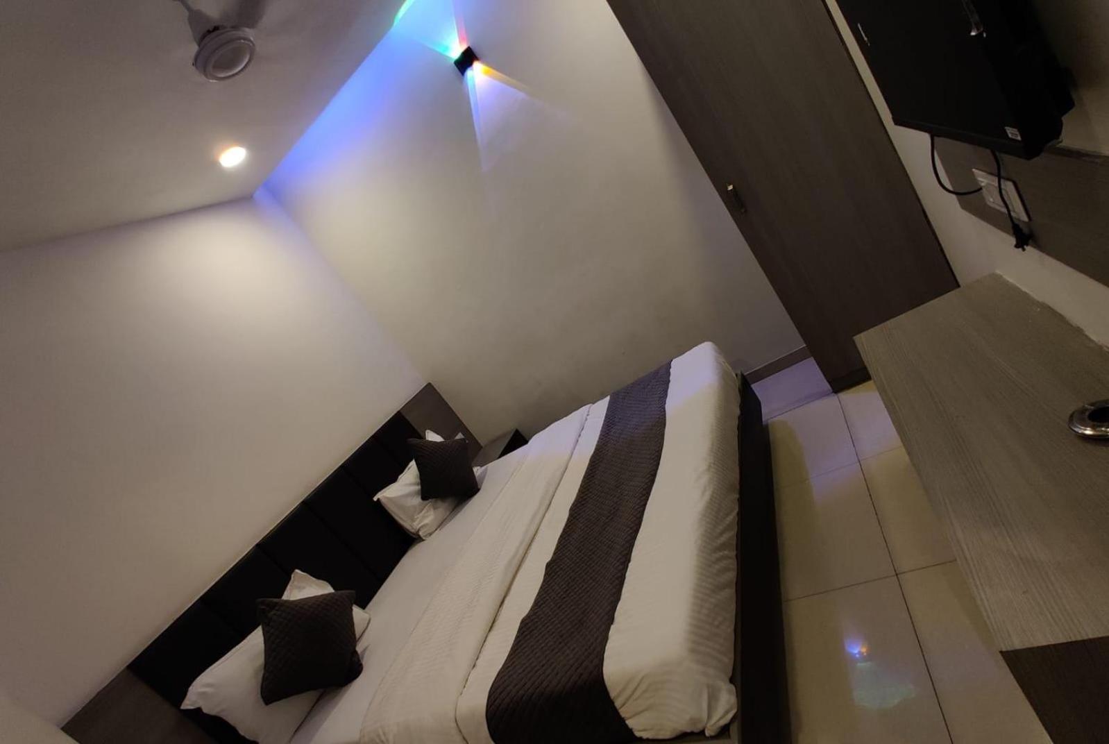 Hotel Selfie Inn Ahmedabad Exterior photo